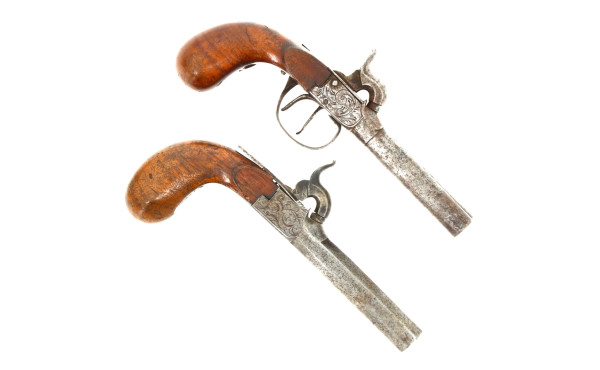 Lot de deux pistolets coup de poing à pe