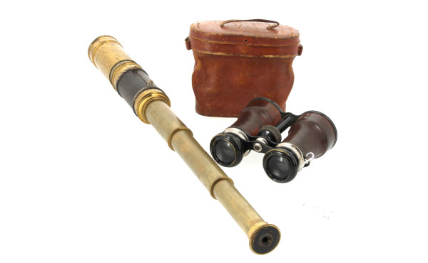 Longue-vue ancienne en laiton et cuir : 