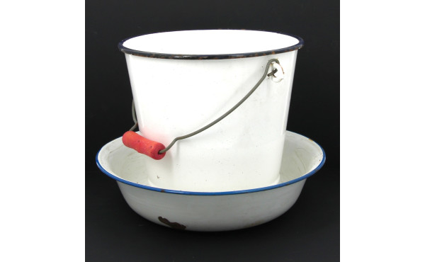 Seau en tôle émaillé, bon état avec étiq