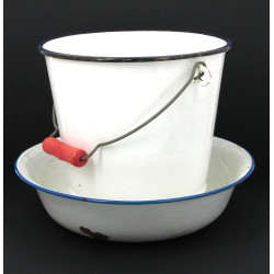 Seau en tôle émaillé, bon état avec étiq