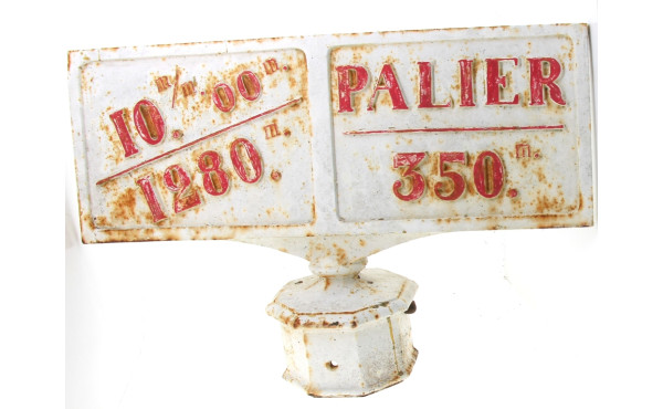 CHEMIN DE FER - Borne en fonte avec des 