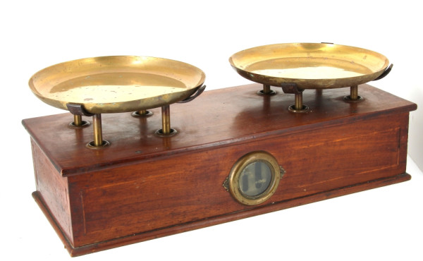 Balance ancienne en placage de fuitier e