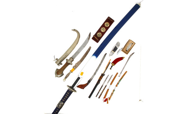 Lot de couteaux, poignards, coupe-papier