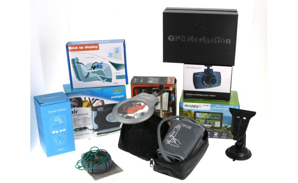 Lot comprenant une loupe à poser, un com