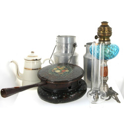 Lot comprenant une lampe à pétrole à rés