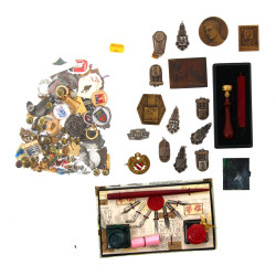 Lot comprenant des médailles, insignes, 