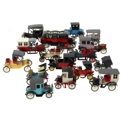 Lot de petites voitures début Xxe en mét