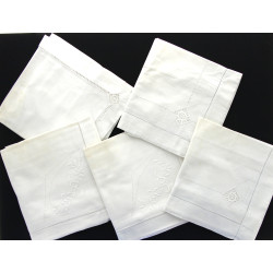 Lot de linge ancien brodé : 2 draps, 5 t