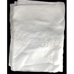 Nappe blanche brodée de fleurs (qq trace