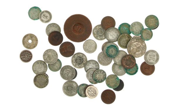 Petit lot de monnaies du monde dont 40 