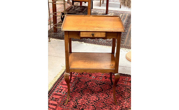 Petite table de chevet en bois fruitier 