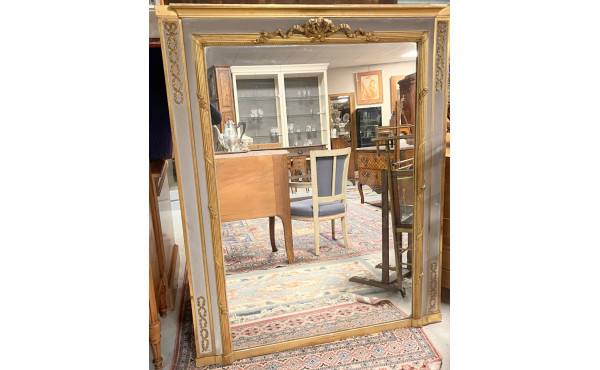 Important miroir en bois laqué gris et o