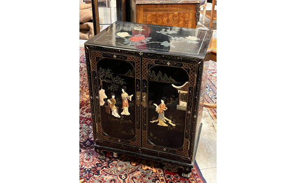 Petit meuble chinois en laque noir ouvra