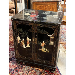 Petit meuble chinois en laque noir ouvra