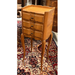 Petit chevet à piètement cambré ouvrant 