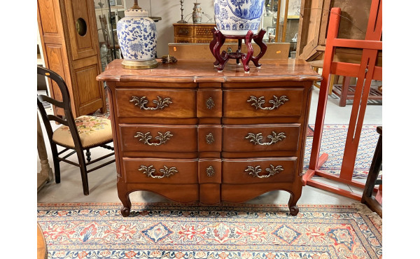 Commode ouvrant à 3 tiroirs, façade en a