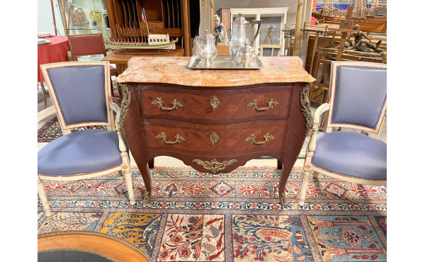 Commode en placage de style Louis XV, ou