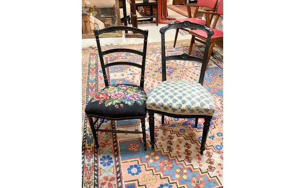Deux chaises anciennes en bois noirci do
