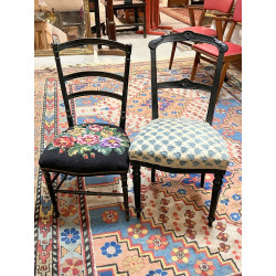 Deux chaises anciennes en bois noirci do