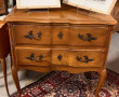 Petite commode en bois fruitier ouvrant 