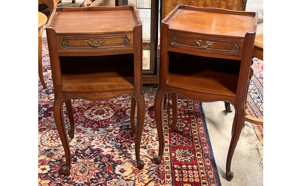 Paire de chevets à piètement cambré ouvr