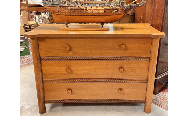 Commode en bois naturel à colonnes à déc