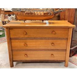 Commode en bois naturel à colonnes à déc