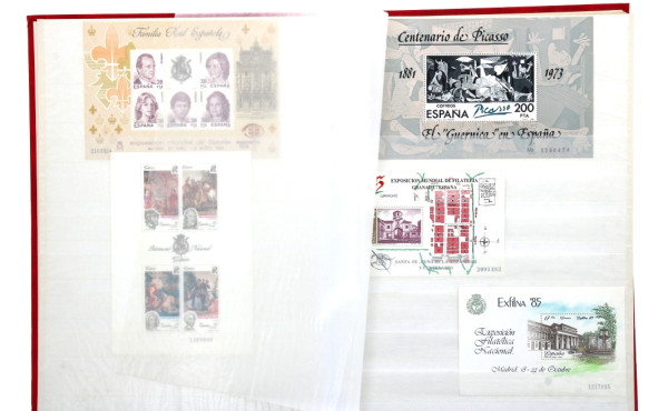 EUROPE - Classeur contenant 54 blocs et 