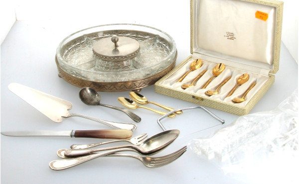 Lot divers comprenant 6 cuillères à moka