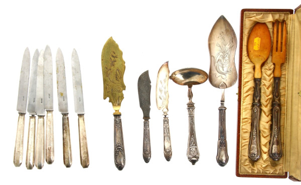 Lot comprenant 6 couteaux manches argent