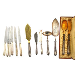 Lot comprenant 6 couteaux manches argent