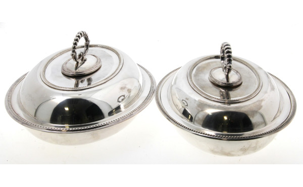 Paire de petits plats couverts de forme 