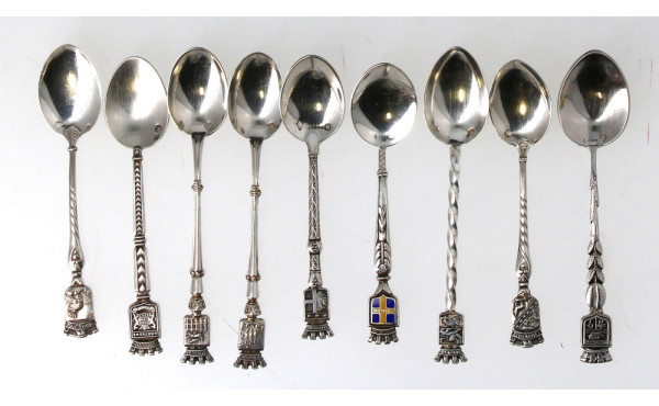 9 petites cuillères souvenirs en argent,