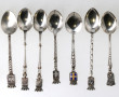 9 petites cuillères souvenirs en argent,