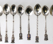 9 petites cuillères souvenirs en argent,