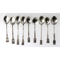 9 petites cuillères souvenirs en argent,