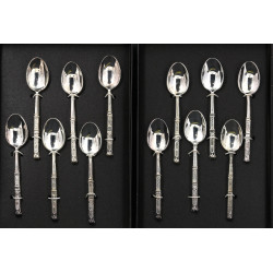 12 cuillères à moka en métal argenté, ét