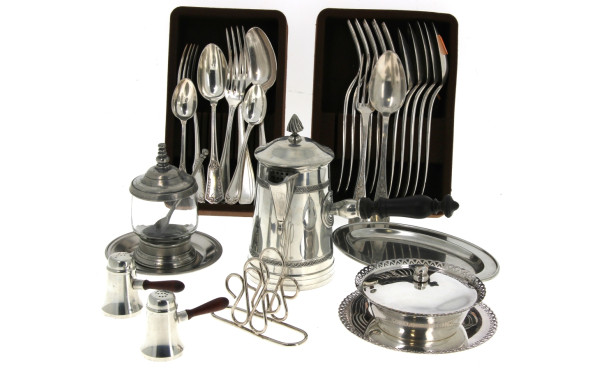 Lot en métal argenté et en métal : 6 cou