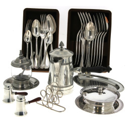 Lot en métal argenté et en métal : 6 cou