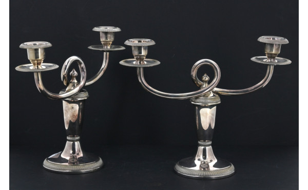 Paire de candélabres en métal argenté à 
