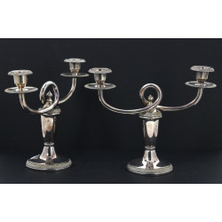 Paire de candélabres en métal argenté à 