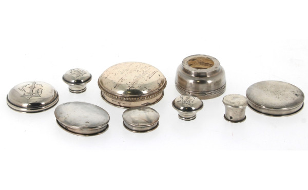 Lot de bouchons, couvercles et cerclage,