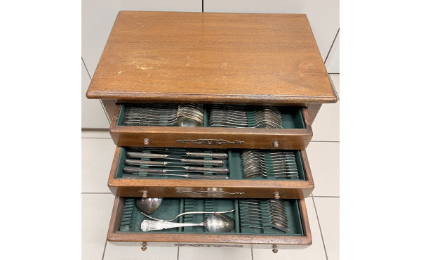 Ménagère de 125 pièces en métal argenté 