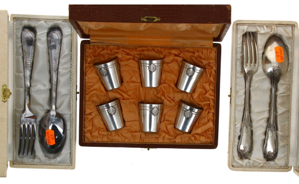 6 gobelets à liqueur en métal argenté à 