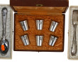 6 gobelets à liqueur en métal argenté à 