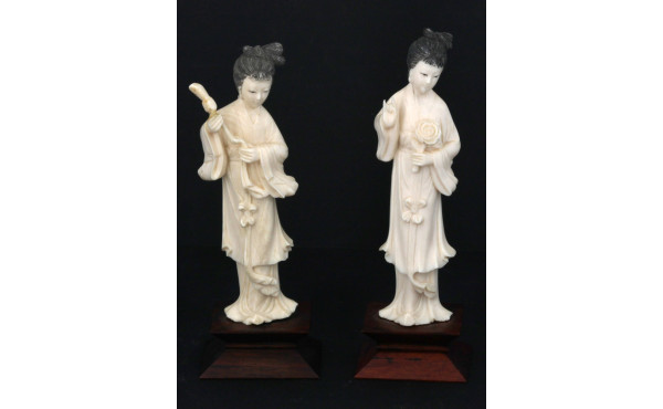 Paire de statuettes féminines en ivoire 