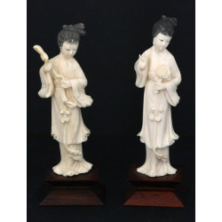Paire de statuettes féminines en ivoire 