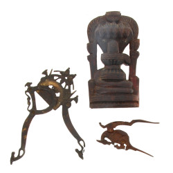 Deux ciseaux à bétel à décor à thème ani