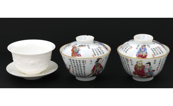 CHINE - Paire de bols couverts en porcel