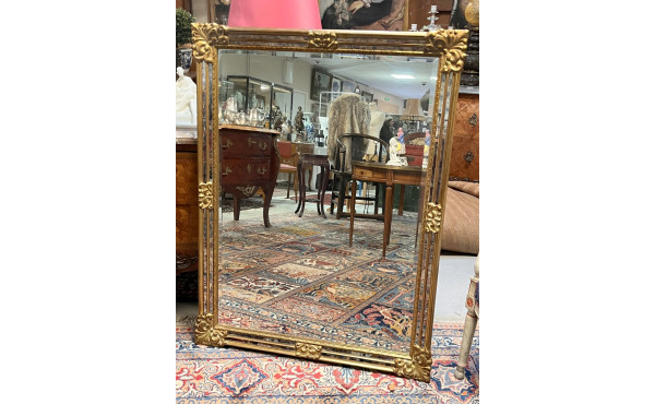 Grand miroir doré de forme rectangulaire